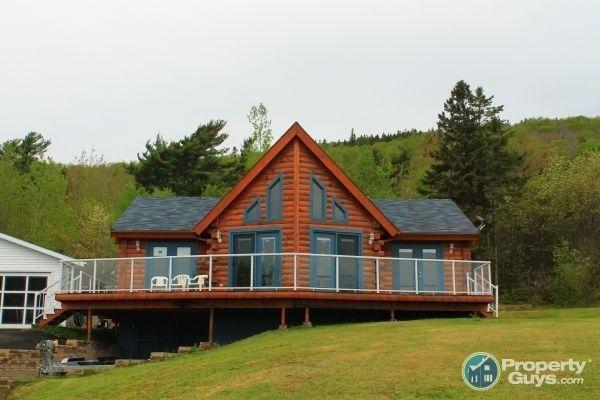Custom Lakefront Log Home in a protected cove, Bras d'Or Lake