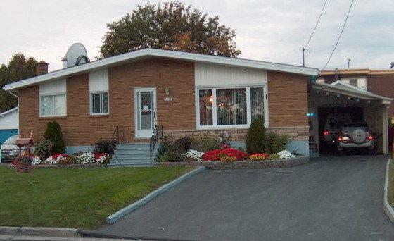Move In Ready 2 + 2 Bedroom All Brick Bungalow - 6 Appliances!