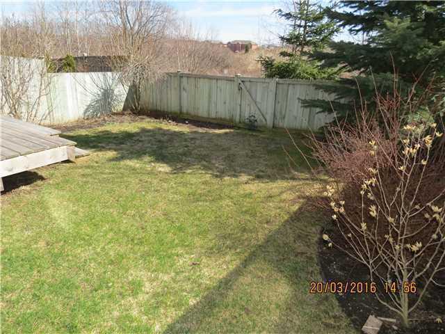 3 BEDROOM TOWNHOUSE BACKING ONTO POND AREA& CLOSE TO SHOPPING