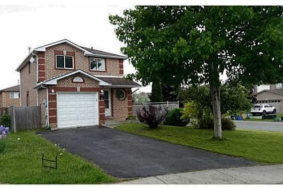 Cozy detached 3+1 house, finished basement with full bathroom !!