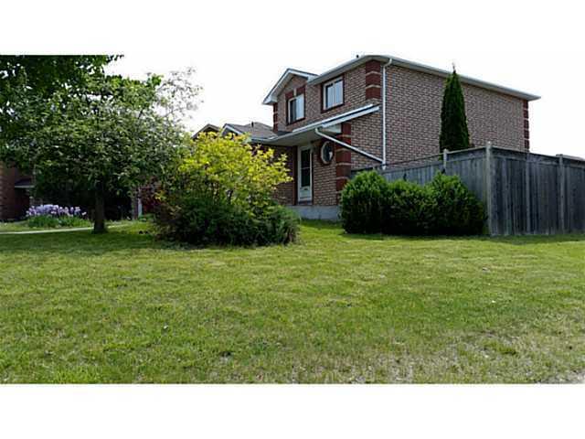 Cozy detached 3+1 house, finished basement with full bathroom !!