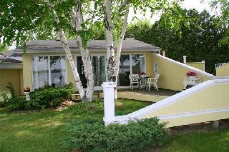 Executive Waterfront 1 Bedroom/ 1 Bath Guest House