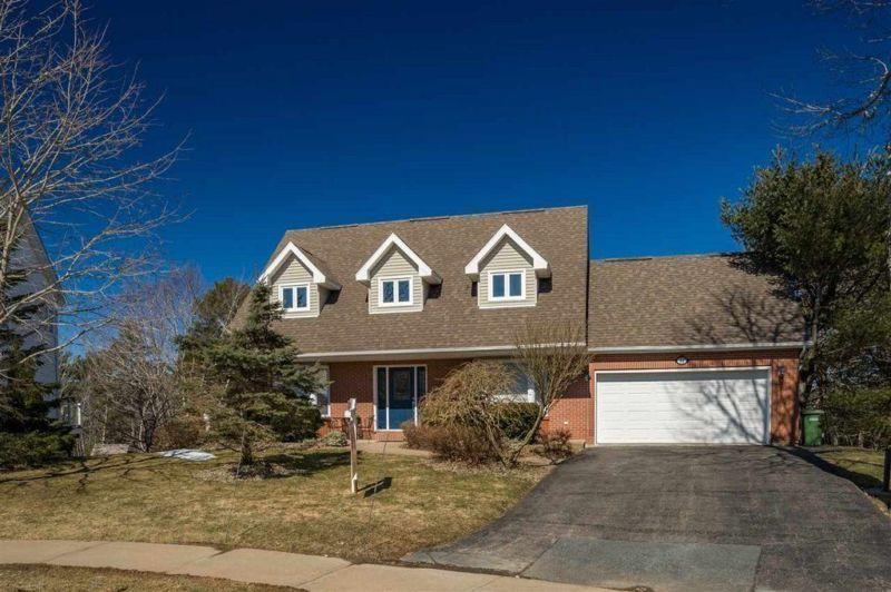 BEAUTIFUL AND SPACIOUS FAMILY HOME ON LAKEFRONT IN BEDFORD!