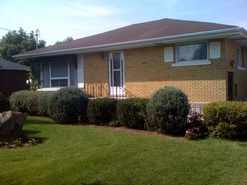 4 BDRM HOME, SOUTH END, HUGE YARD, BUS ROUTES, LOTS PRKG, $1,700