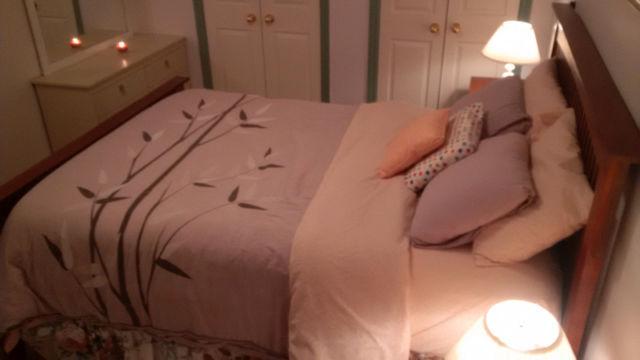 BRIGHT, CLEAN LARGE ROOM - Available - July 1, 2016