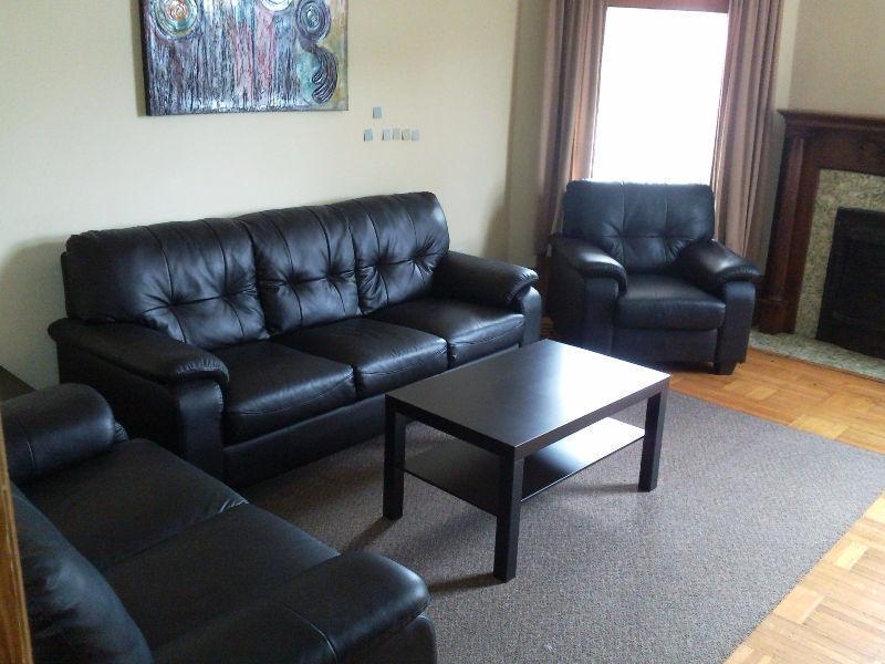 3 student rooms available - super close to Laurier!