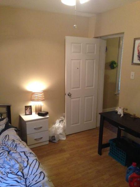 Clean & bright - single bedroom close to Laurier