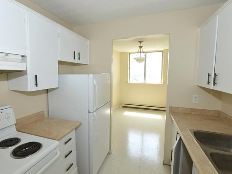Bright and Spacious Bachelor, 1-3 Bedroom Suites!