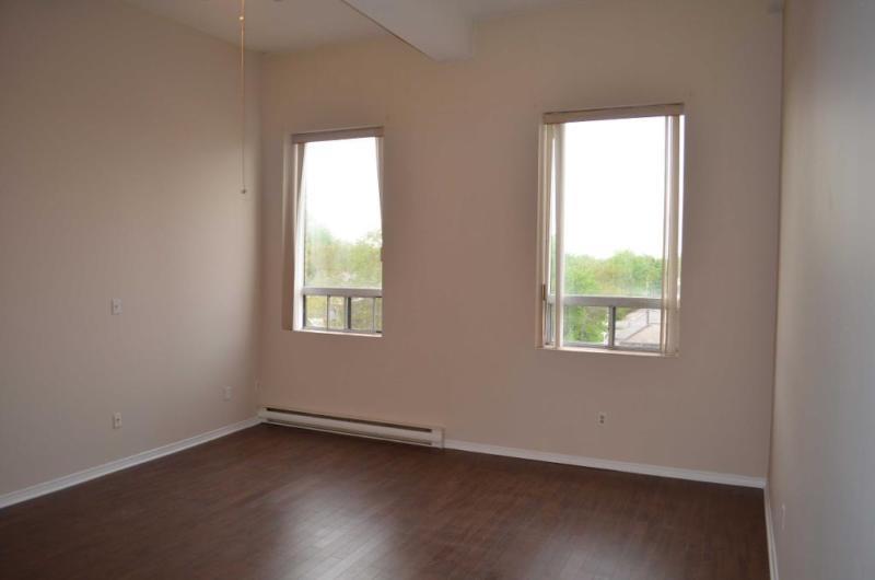 Unique One Bedroom Plus Loft - Downtown Area - Dundas Street