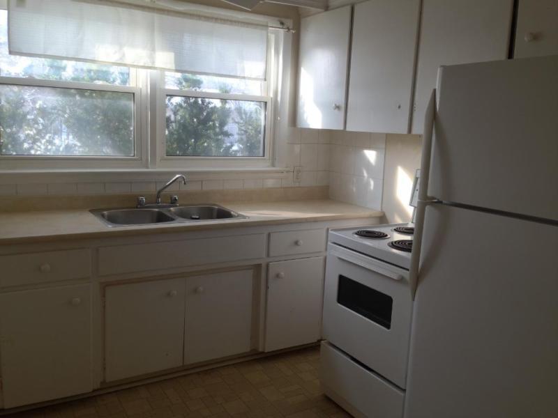 2 BD APT w/UPDATES! FRESH PAINT! 2- 151 Avenue Rd