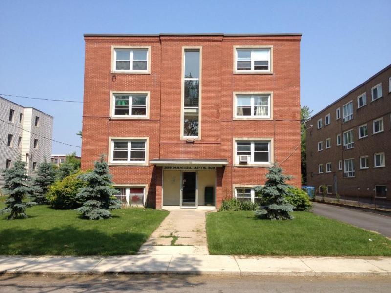 BRIGHT,TOP FLOOR UNIT! NO UPPER NEIGHBOURS! 12- 309 Westdale Ave