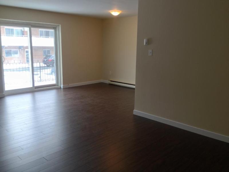 FULLY RENOVATED 2 BED, CENTRAL LOCATION! 104- 67 Notch Hill Rd