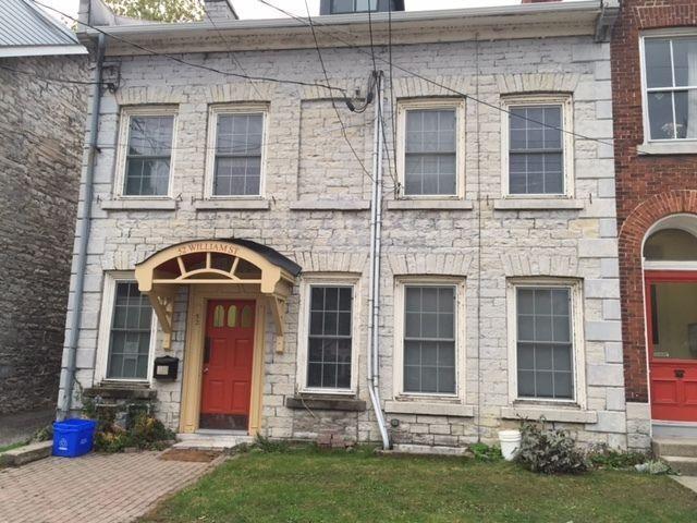 Queen's 2 Bedroom in Historic Limestone