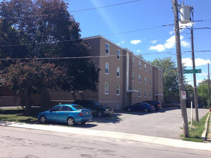 WELL MAINTAINED TOP FLOOR UNIT! 12- 304 Westdale Ave