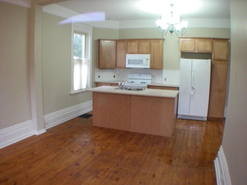 Charming and spacious downtown 2 bedroom Mainfloor apartment