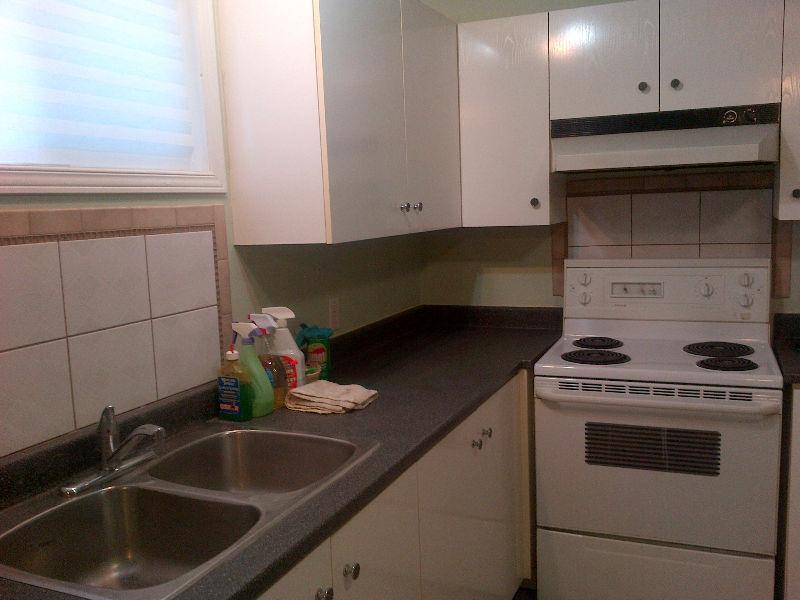 2Bedroom large Renovated near NorthRiver Rd/Rideau St July1 $960