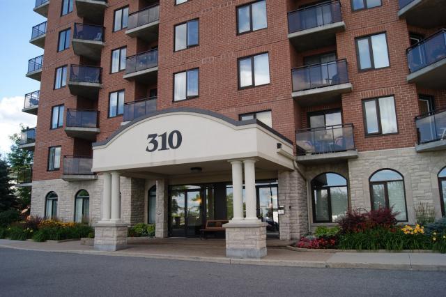 Gorgeous 2 Bed+Den Condo w/ Ensuite Laundry! Right off Merivale!
