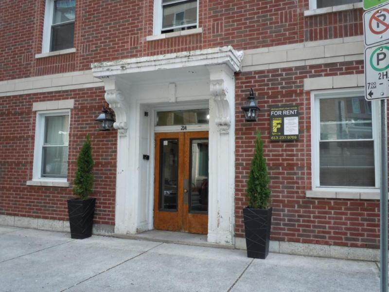 SPACIOUS RENOVATED 2 BEDROOM -CENTERTOWN -AUGUST 1ST -GLOUCESTER
