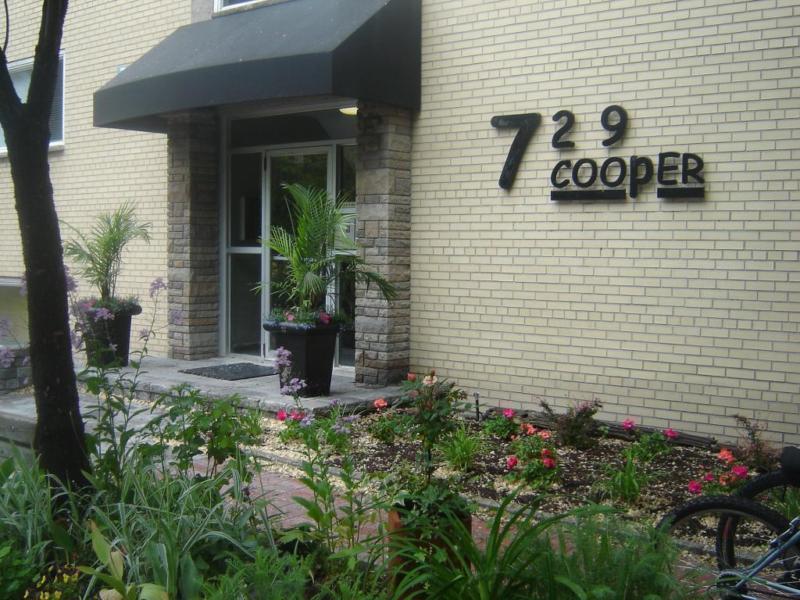 CENTRETOWN - RENOVATED BACHELOR - AVAILABLE AUGUST 729 Cooper