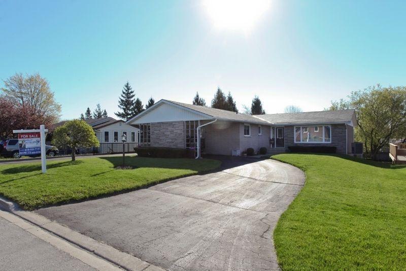 KINCARDINE updated walk-out Bungelow,pool,66 x166 Lot IMMACULATE