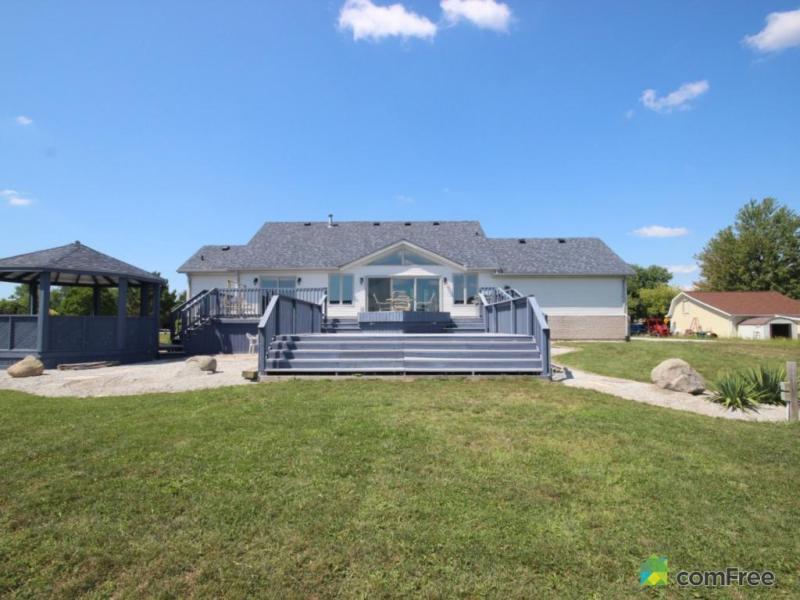 $399,000 - Bungalow for sale in South Woodslee