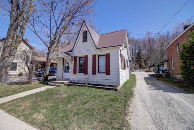 Cozy little home! -GREAT PRICE!! - With In-Law Suite Potential!!