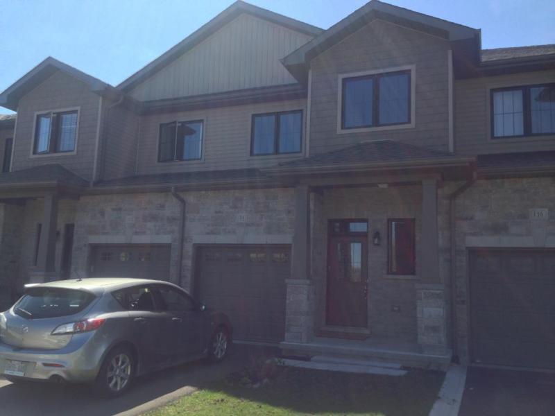 1 YR LEASE! 3 BED TOWNHOME IN AMHERSTVIEW! 134 Simurda Court