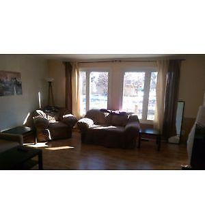 4 BEDROOM $500/room Walking Distance to St.Lawrence College!!!