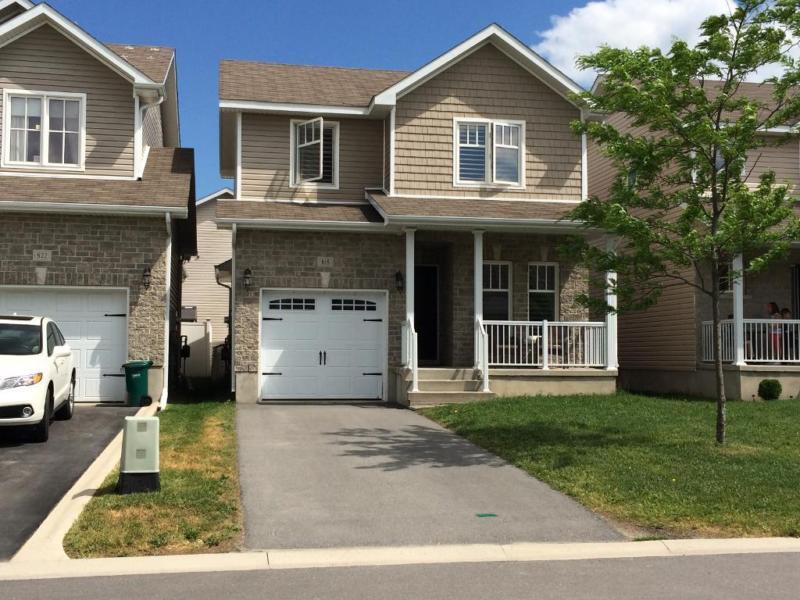 OPEN CONCEPT 3 BED IN EAST END! FINISHED BSMT! 618 Walters St