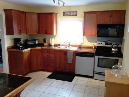 STUDENTS: 3 BEDS! UPDATED KITCHEN! LARGE ROOMS! 511 Victoria St