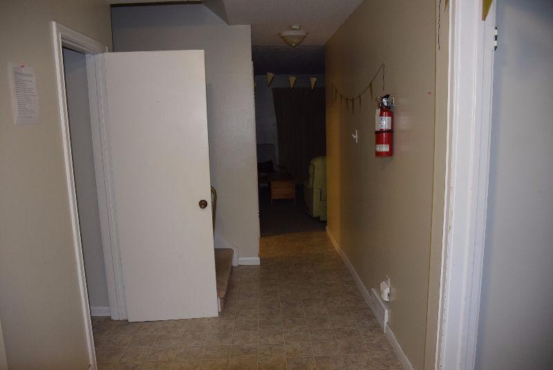 239 Shakespeare Drive 10 min to U of W 495 incl. 5 Beds Students