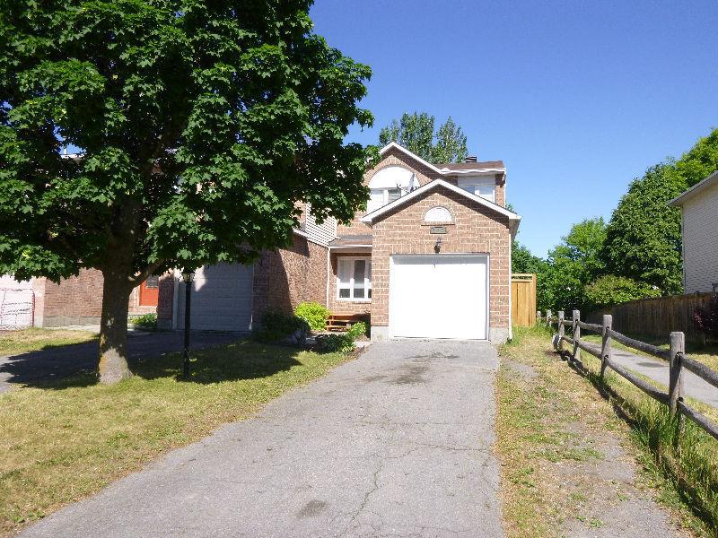 Townhouse in Bridlewood, $1600 neg. 15 min to DND Carling Campus