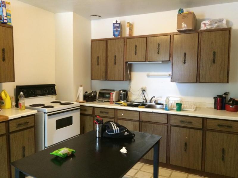 ATTN STUDENTS: 1 BD AVAILABLE! NEAR QUEENS! 392 Barrie St
