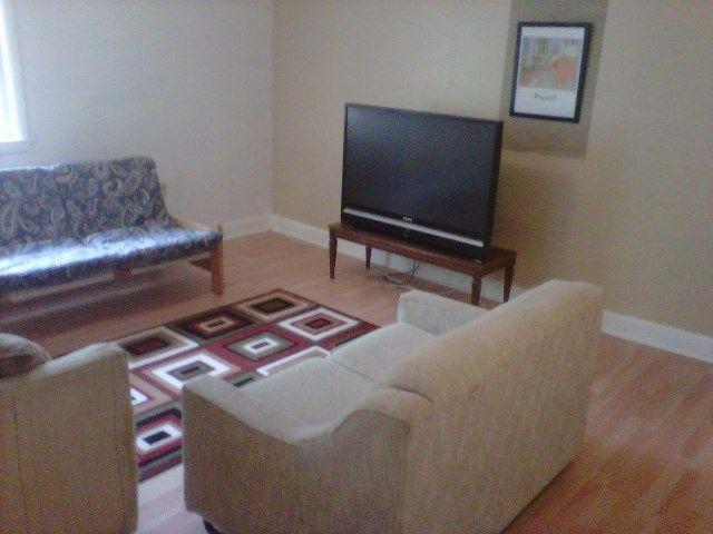 ROOMS FOR RENT DOWNTOWN NEAR QUEEN'S - 88-B Wellington St