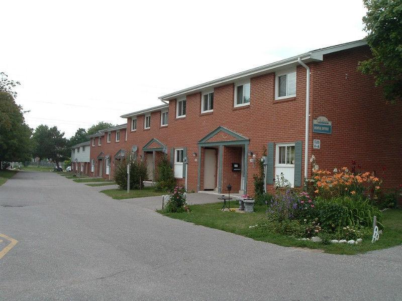 3 & 4 Bedroom Townhouses - Close to Both Universities!
