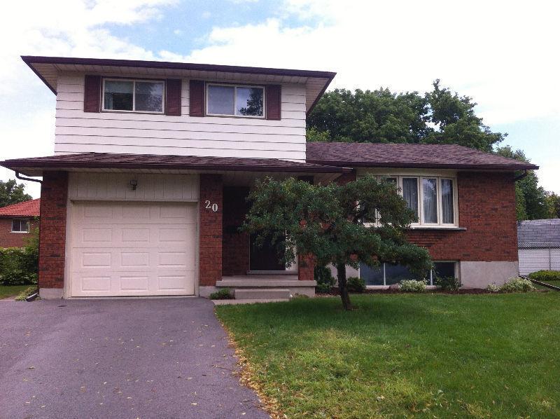 EXCELLENT STUDENT ROOMS - 1 MIN WALK TO CONESTOGA COLLEGE-DOON