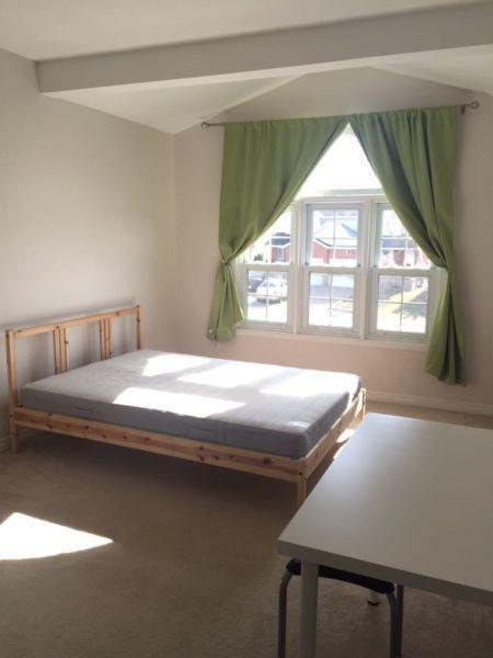 Room for rent for female student - fall/winter
