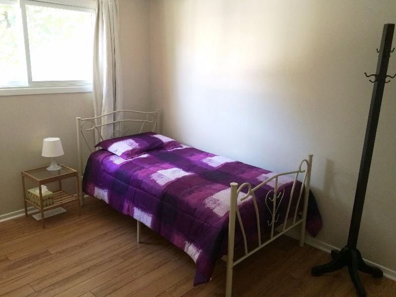 EAST END: BRIGHT ROOM FOR RENT TO FEMALE (perfect for  U!)