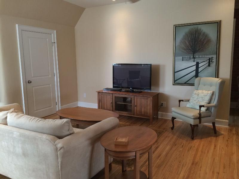 2 Bdrm Furnished Suite Steps to Queens/Downtown