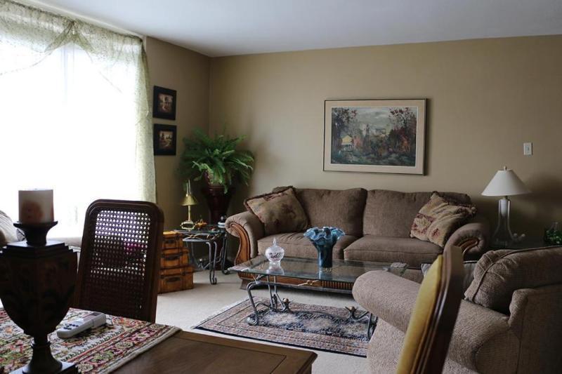 St Catharines 2 Bedroom Apartment for Rent: Two-Storey Walk Up!