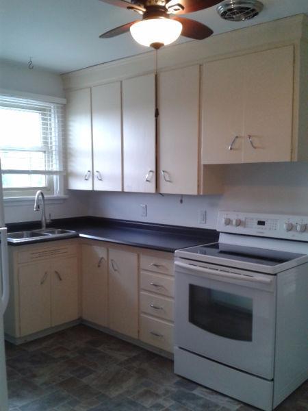 2 Bdrm Apt-upper unit of duplex-Available now-Clean/spacious