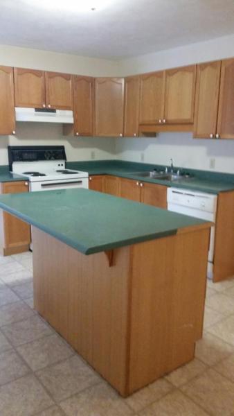 BRIGHT, SPACIOUS 2BR IN S'SIDE H/HW/BALCONY $725