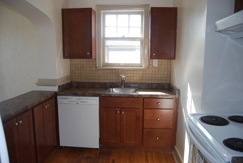 Windsor 2 Bed, Heat, Hot Water, Dishwasher Incl, Recent Reno