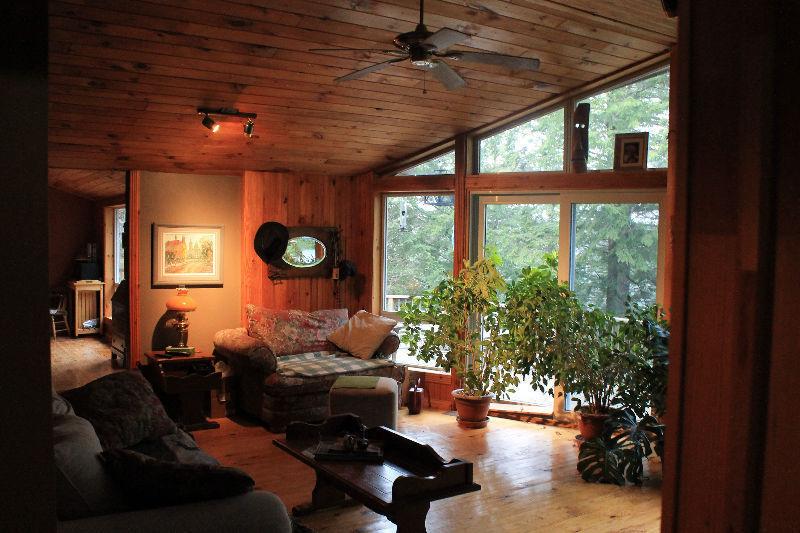 4 Season cottage on Chandos Lake