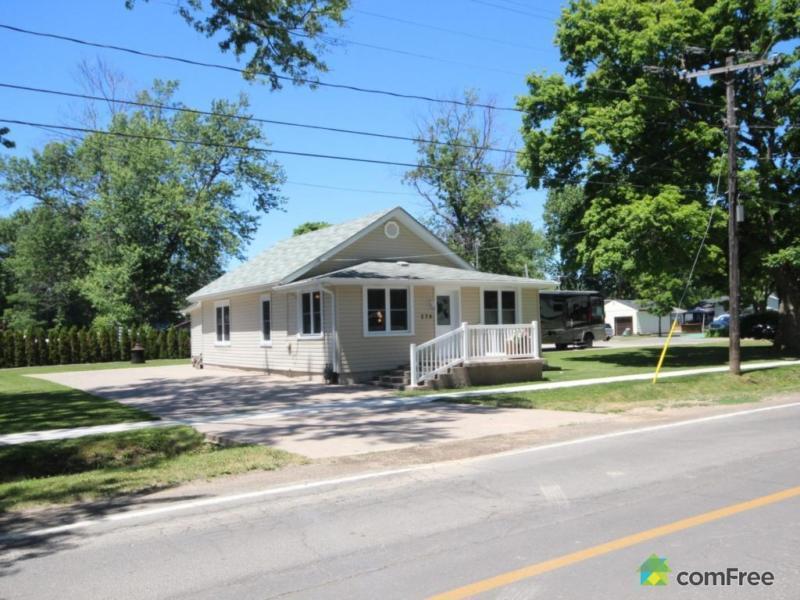 $402,900 - Bungalow for sale in Crystal Beach