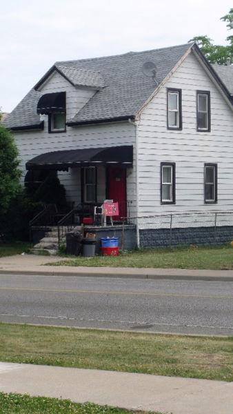 SOLID DUPLEX WITH LONG TERM TENANTS. GOOD INCOME!