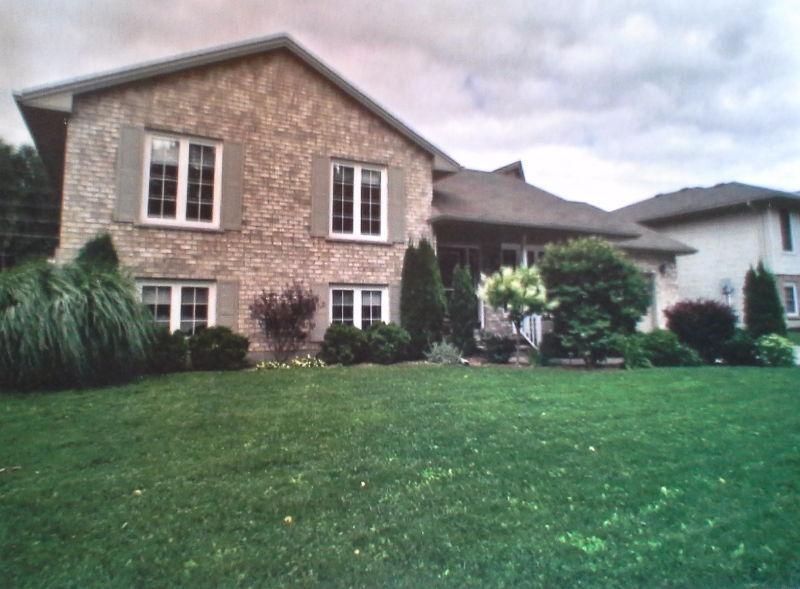 Beautiful House for Sale with therapeutic pool in Tillsonburg