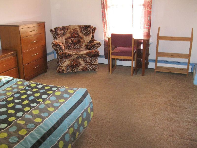 FURNISHED ROOMS FROM JULY & AUGUST---3 BEDROOM STUDENT APARTMENT