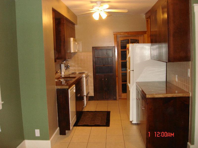 LARGE BEDROOMS FOR RENT MINUTES FROM UNIVERSITY OF WINDSOR