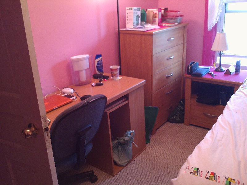 STUDENTS - FURNISHED ROOM AVAILABLE